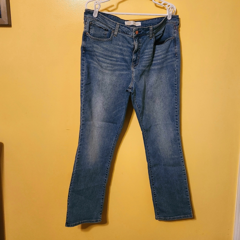 Levis women's totally shaping straight gold. Size 34/30